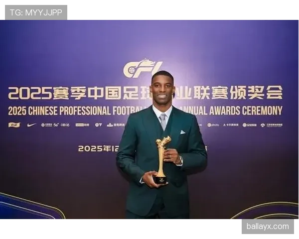 联赛颁奖典礼隆重举行，冠军归属与最佳球员奖项引发广泛关注